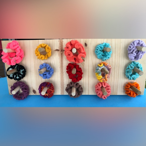 (Bundle of 4) Random crochet scrunchies - Picture 1 of 7